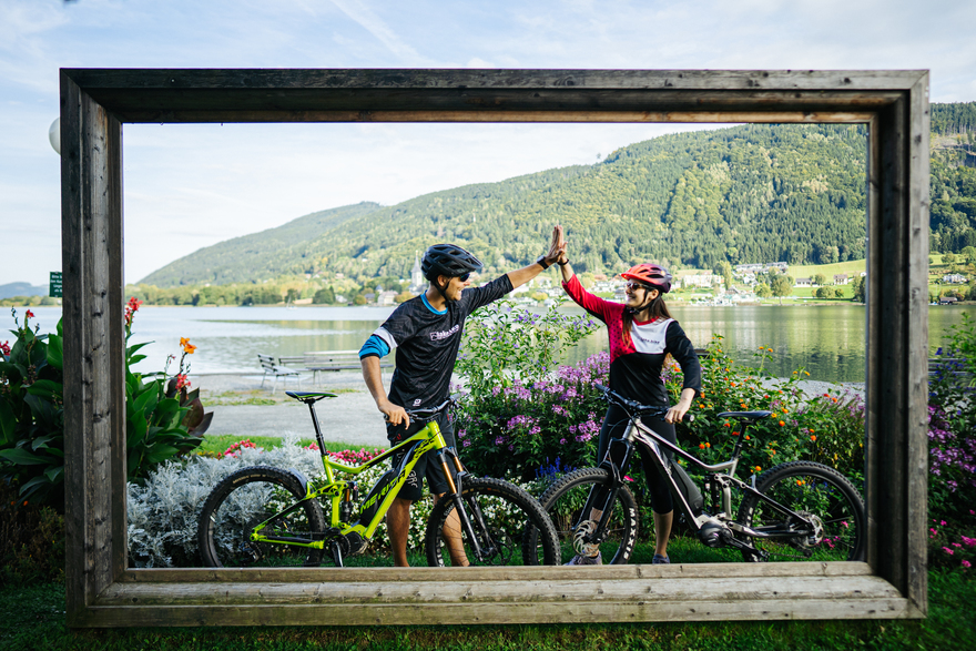 einzigartige Erlebnisse im Radurlaub - der tiefgrüne Ossiacher See lässt sich wunderbar mit dem Fahrrad umrunden