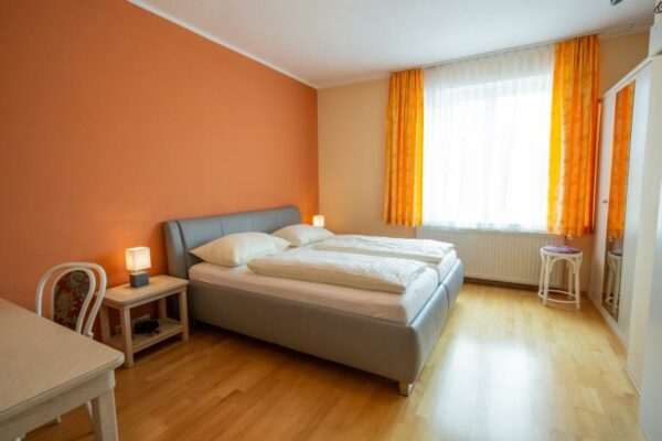 Farbenfrohes Doppelzimmer (c) Hotel Glantalerhof